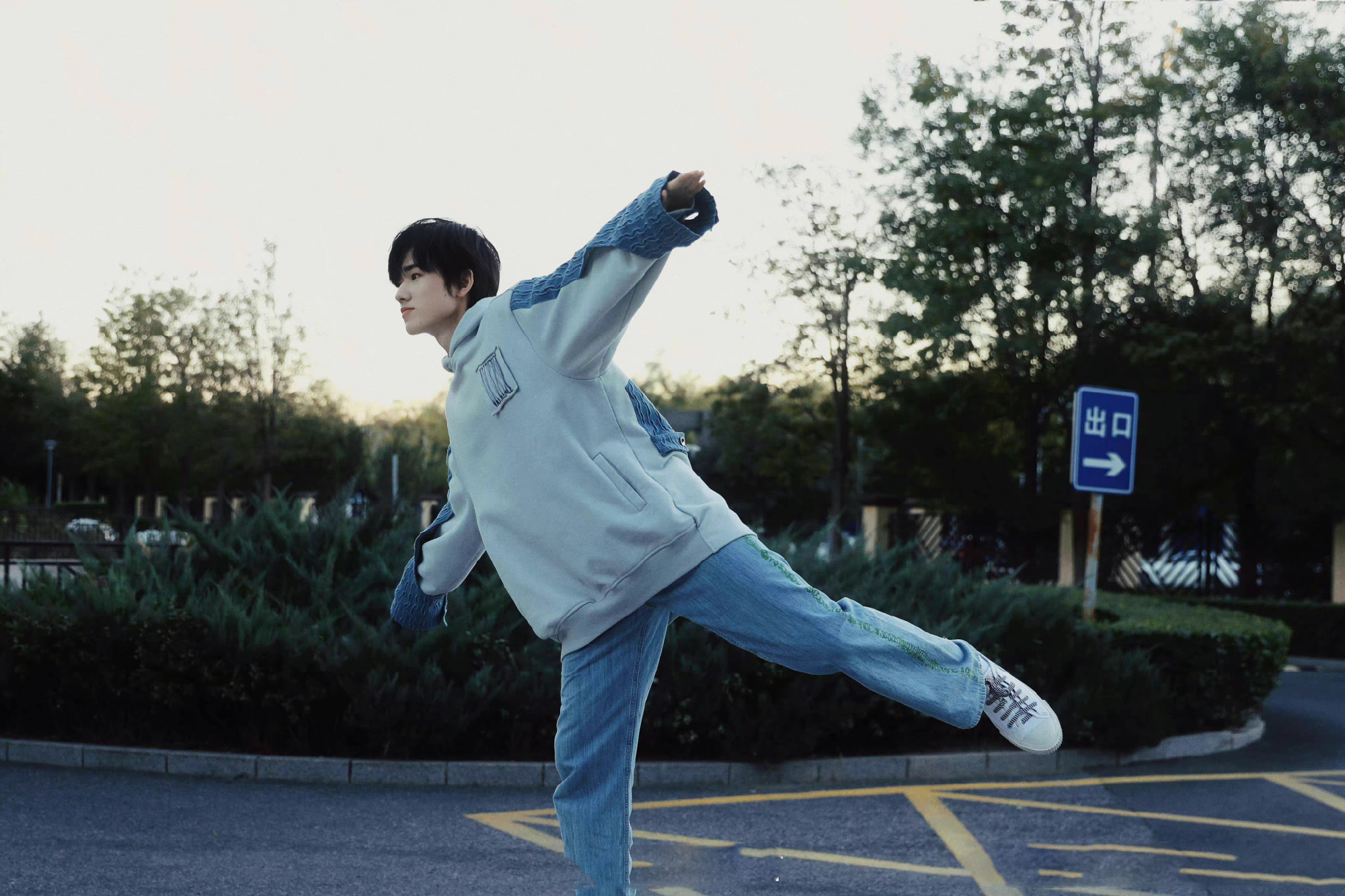 宋亚轩微博晒蓝白卫衣六宫格随拍胶片风的轩轩氛围感拉满