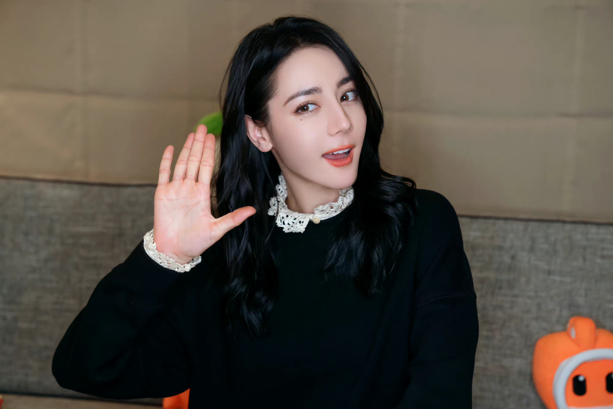 迪丽热巴可爱六连拍身穿黑色蕾丝花边卫衣古灵精怪可可爱爱