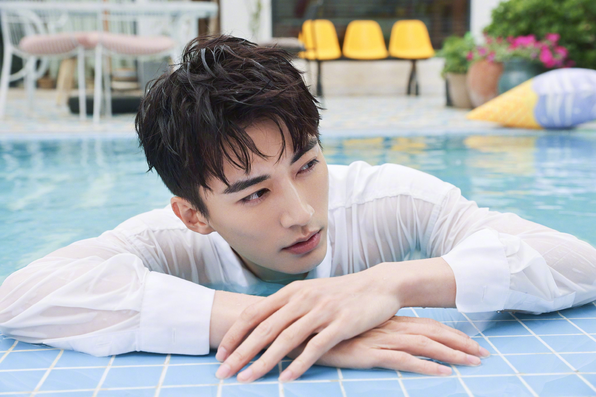 一起回顾刘学义经典的泳池写真纯白衬衫气质儒雅