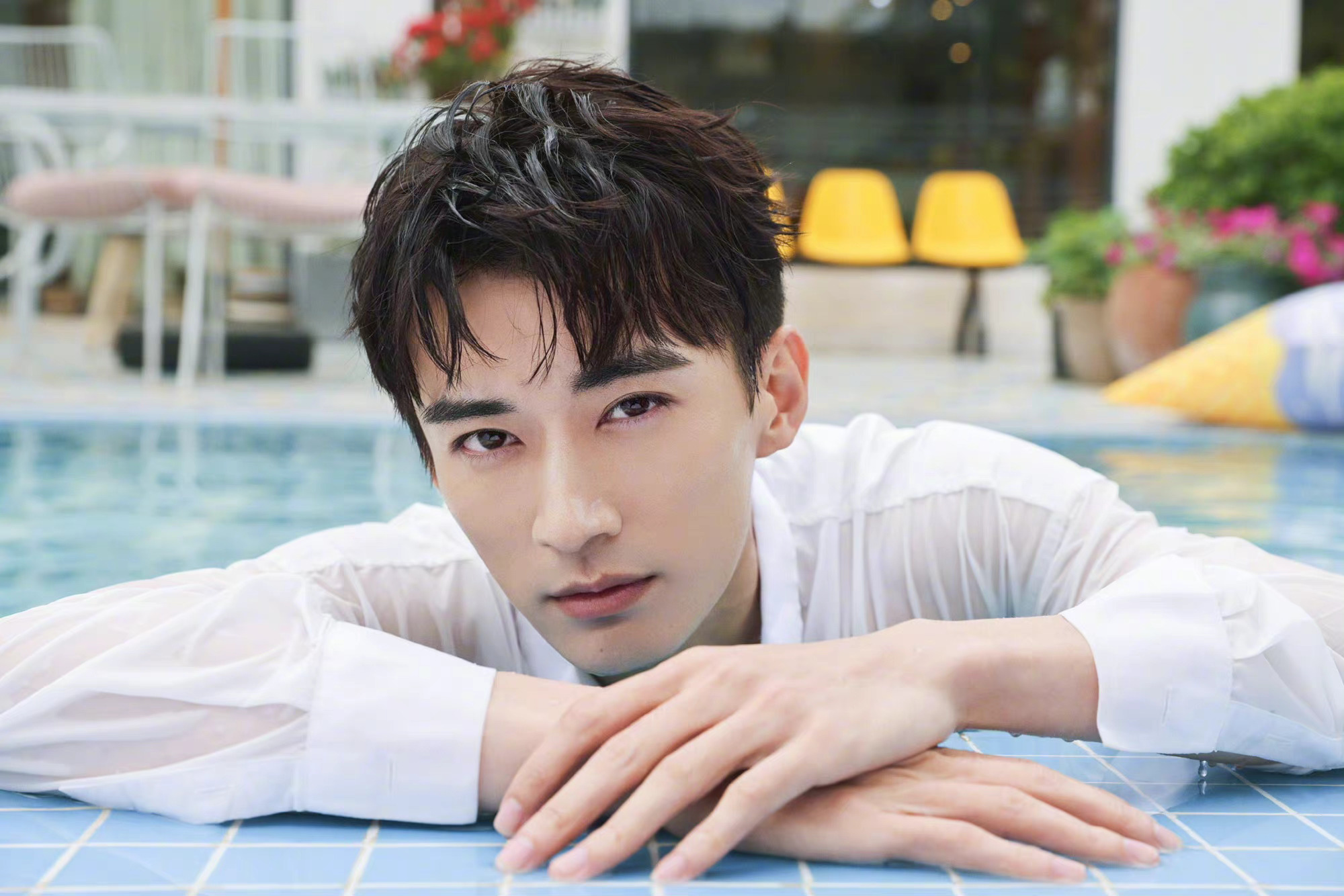一起回顾刘学义经典的泳池写真纯白衬衫气质儒雅