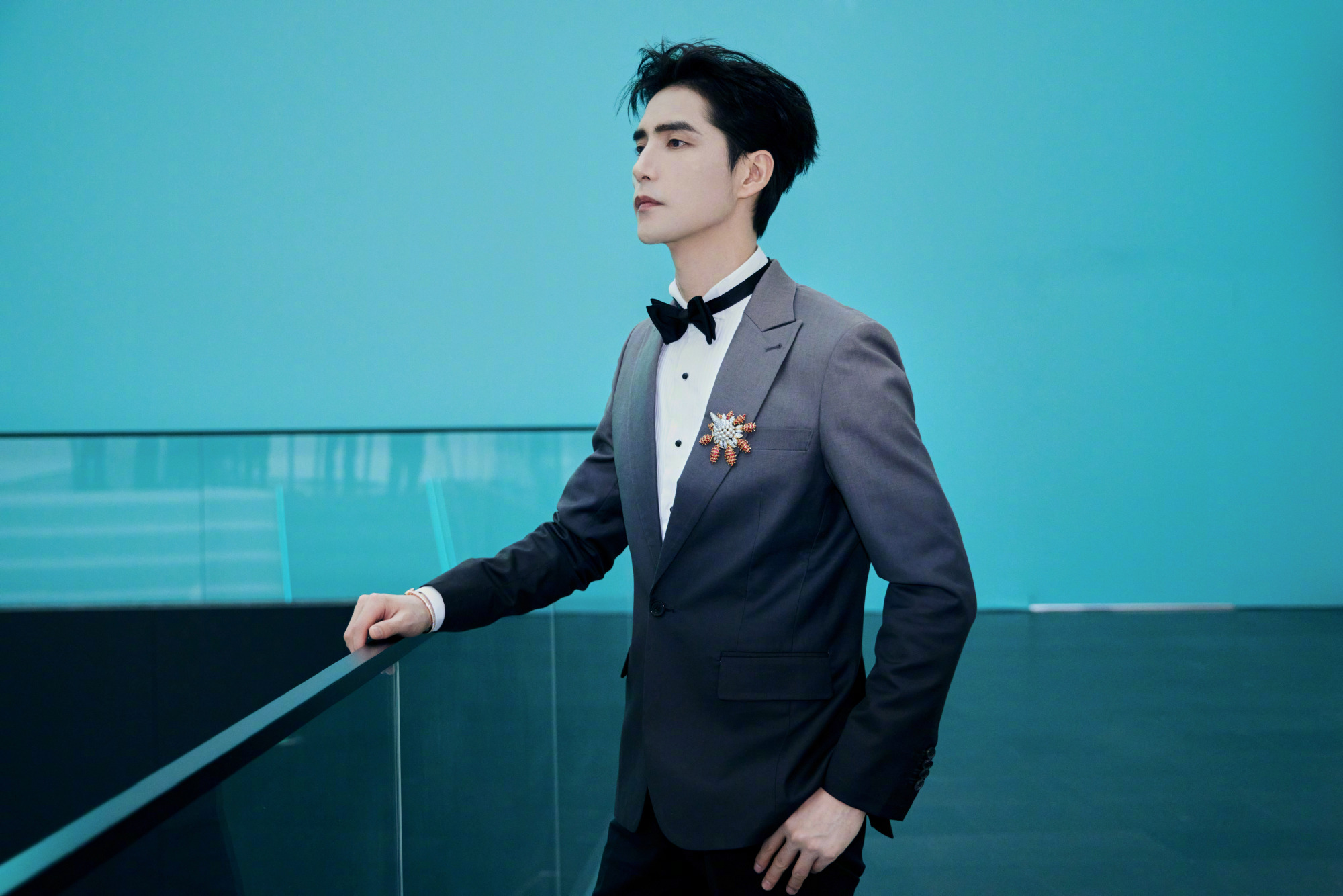 阿云嘎一身灰色渐变西装亮相品牌珠宝展