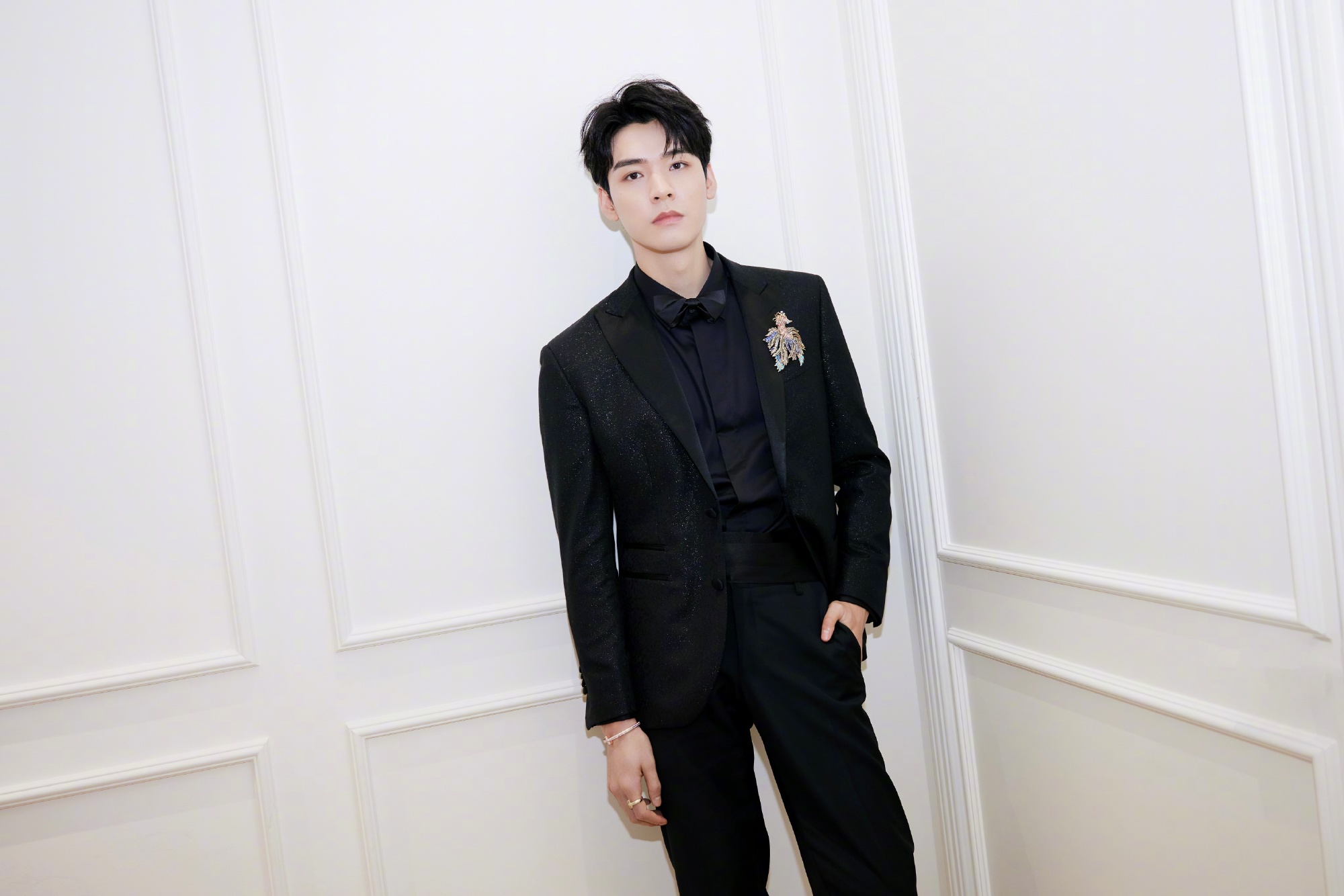 龚俊身穿黑色烫金面料西装出席活动及晚宴佩戴的两款胸针精致