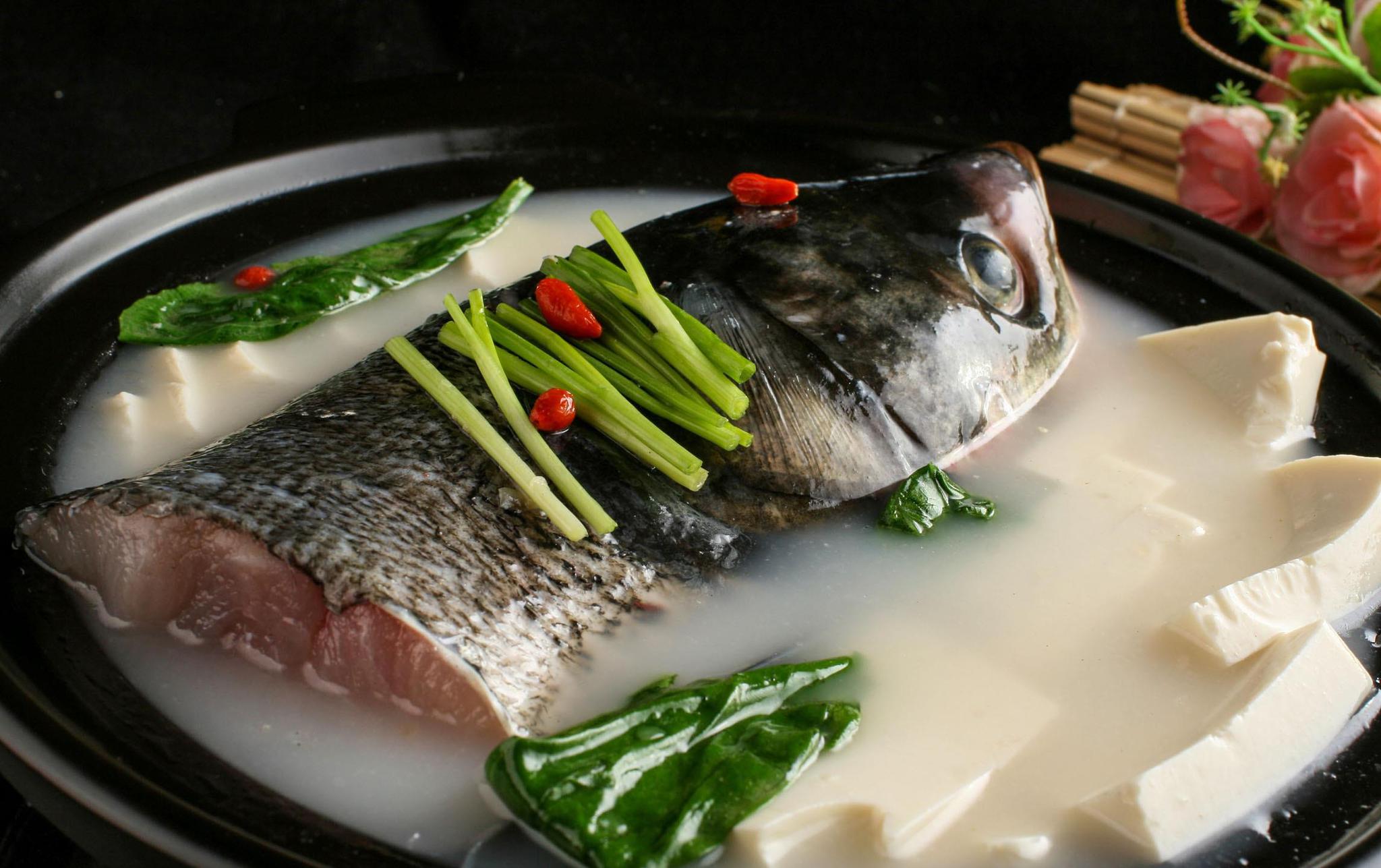 鱼头豆腐汤营养又美味对刚生完小孩的妈妈催奶效果好多种功效