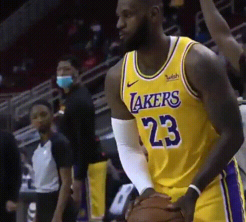 出手后瞬间转身詹姆斯自信回头3秒后替补席嗨了哥你真骚气