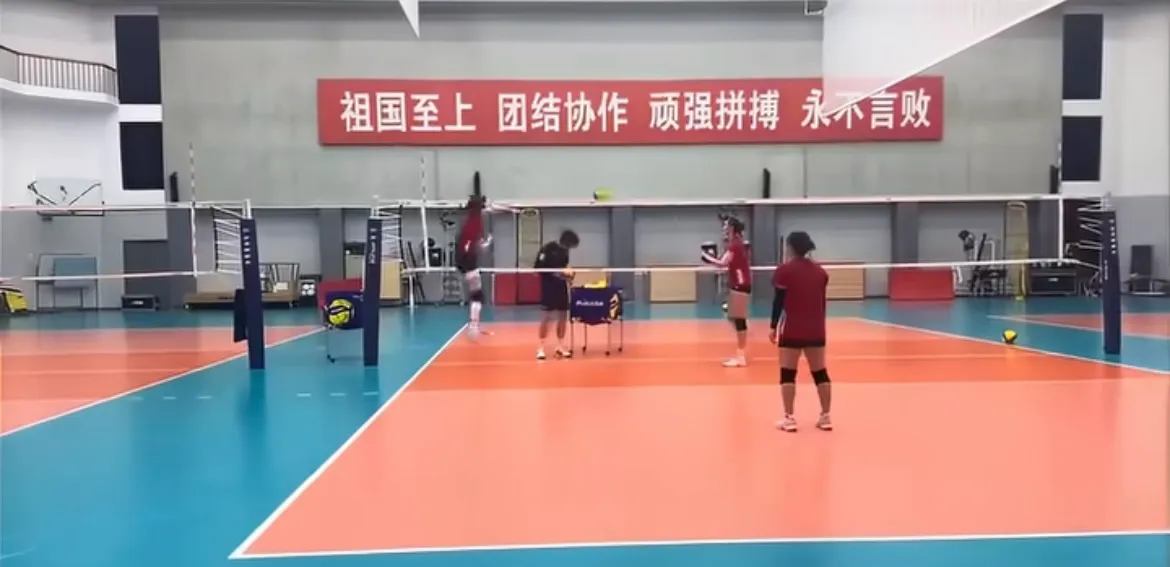 李盈莹扣球视频刷屏！看清她的现状，才懂女排为何惜败加拿大女排