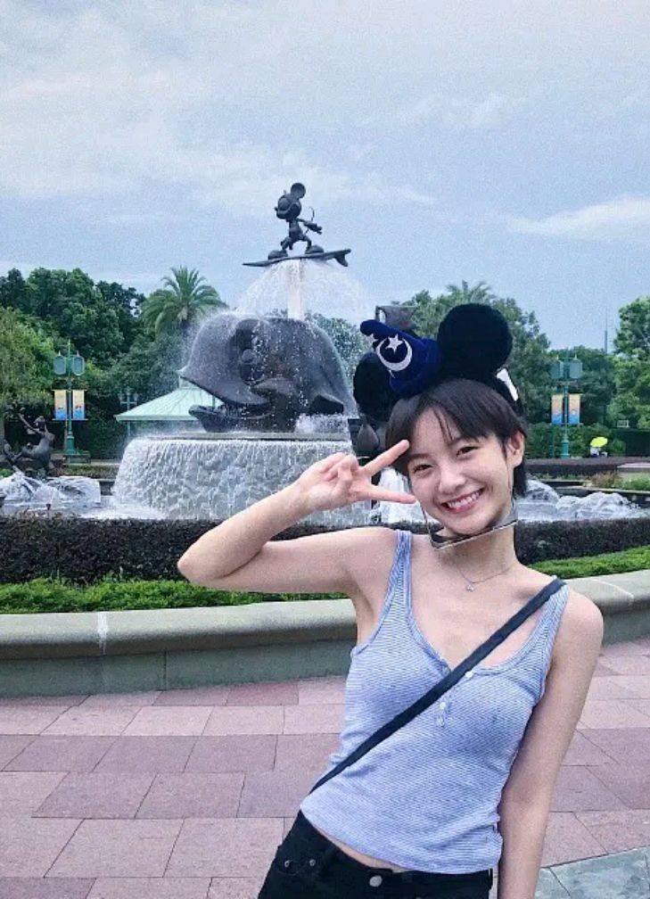 同学两亿岁:小美女李庚希写真图集