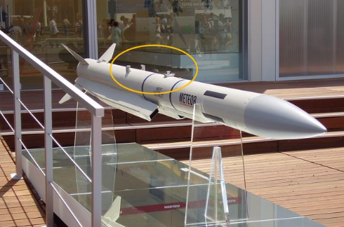 机载导弹是如何固定在发射架上的?__财经头条