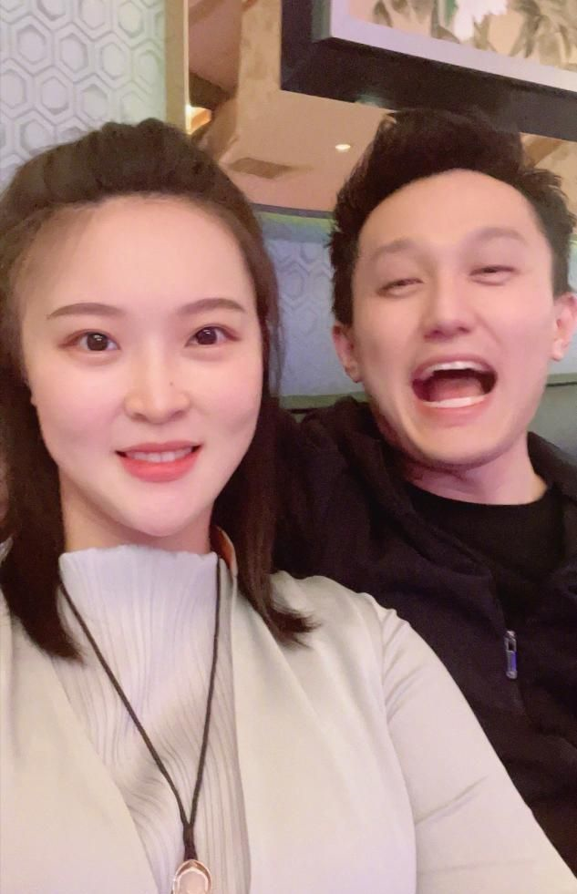 惠若琪罕见秀恩爱老公打扮朴素难掩帅气她孕相十足更有母性