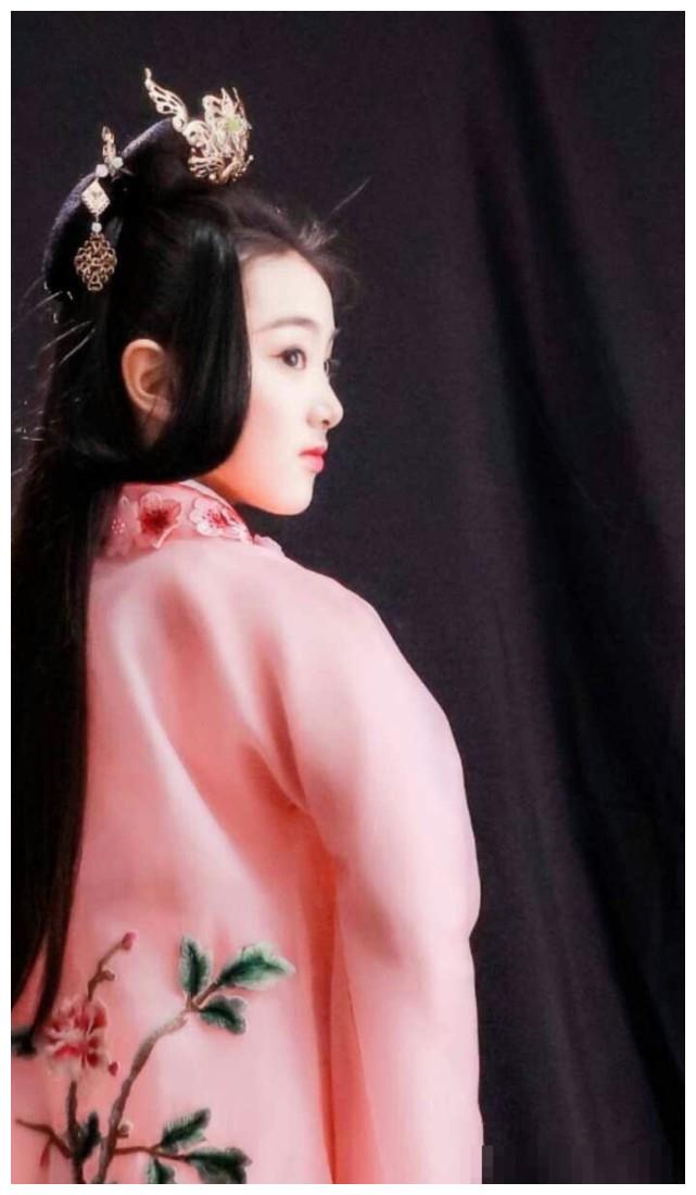 小戏骨陶奕希扮演《东宫》中小枫,14岁的她虽然小,却绝色倾城