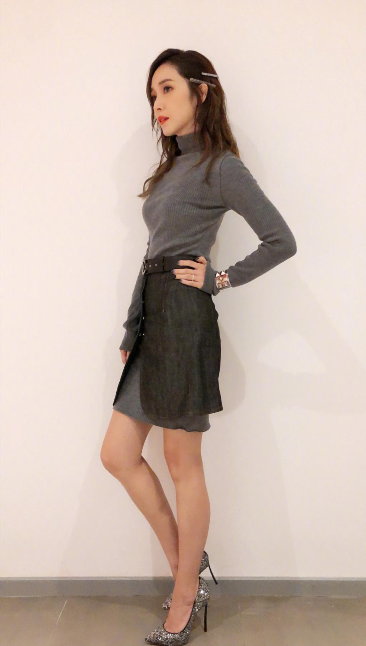 侯佩岑真是有气质!米白色西装配毛衣优雅高级,41岁依然很知性