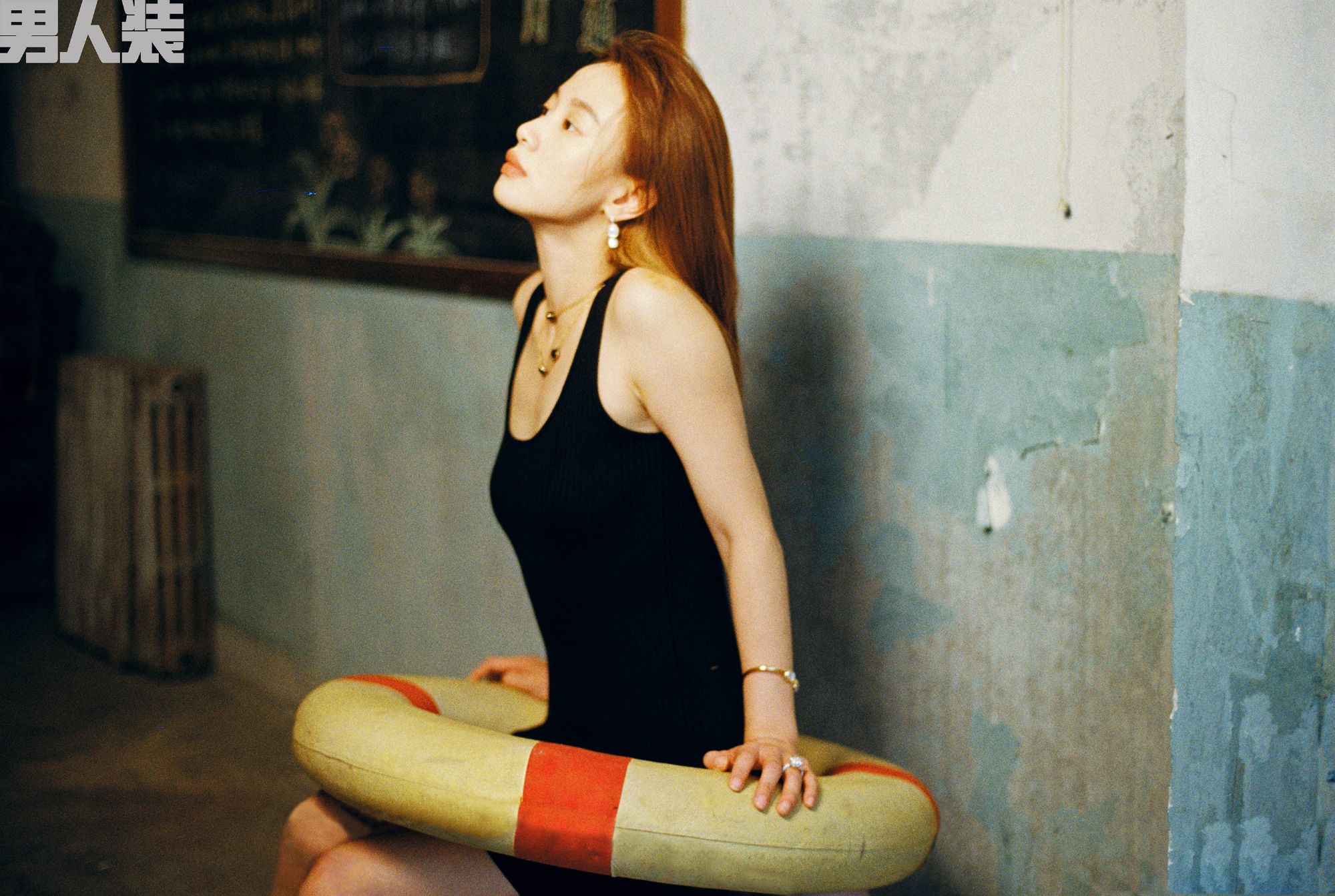 李梦登上《男人装》封面,神态中充满故事,慵懒,性感,优雅