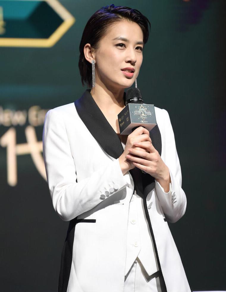 黄圣依剪了短发像换了个人穿白色西装套装亮相一看就有气质美