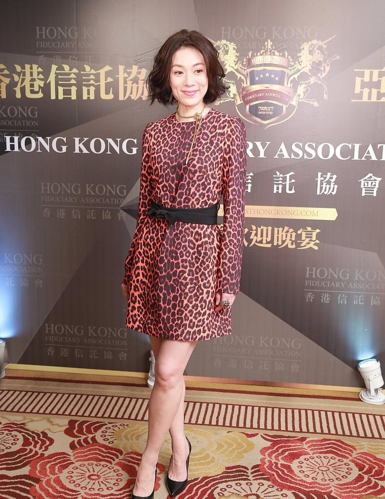 有一种洋气叫张可颐穿豹纹裙配空气纹理卷发细皮嫩肉优雅显贵