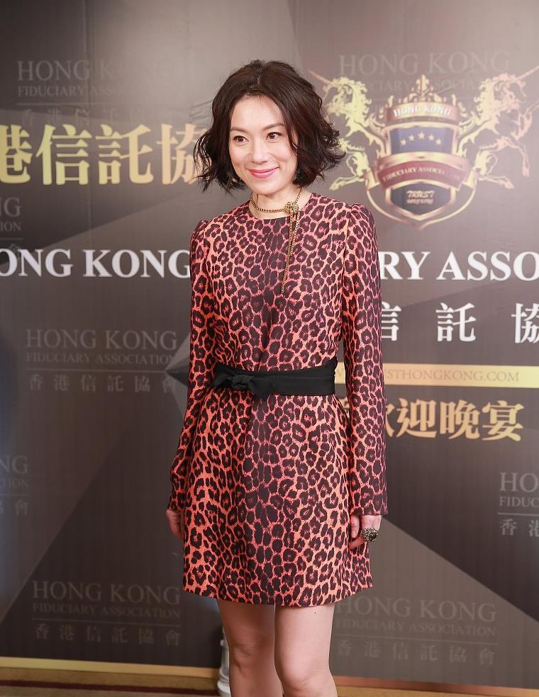 年轻时的张可颐,长相细致干净,拥有冷而不艳的卓然气质.