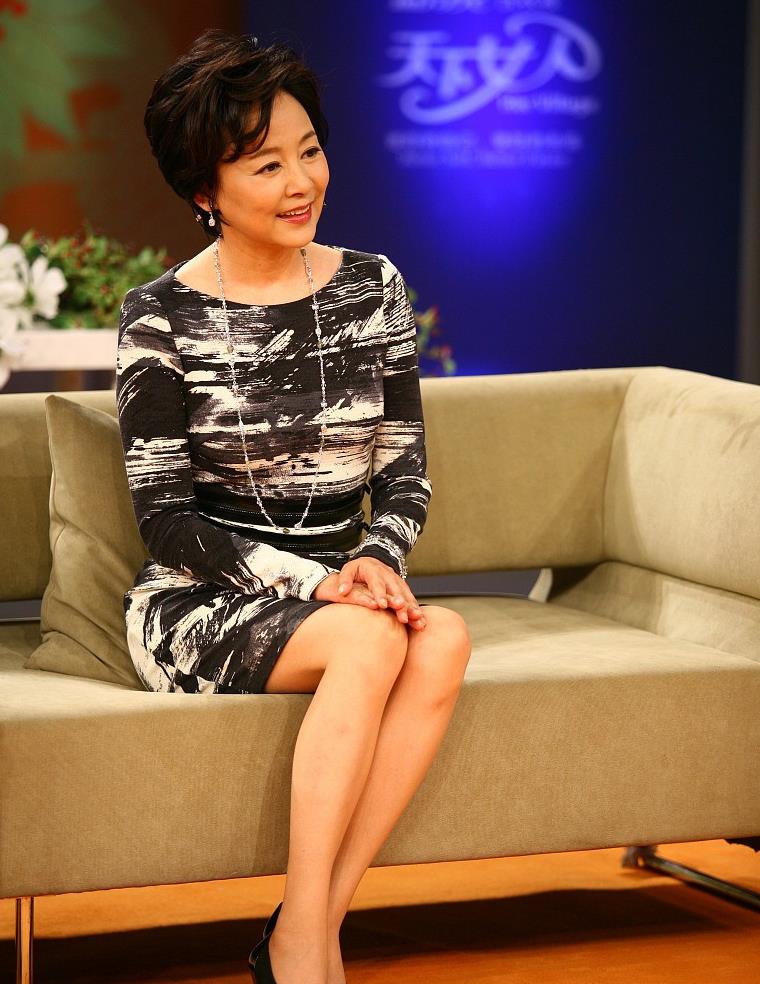 张瑜状态太好了穿波点套裙梳翘尾短发显高雅自信秀酒杯腿