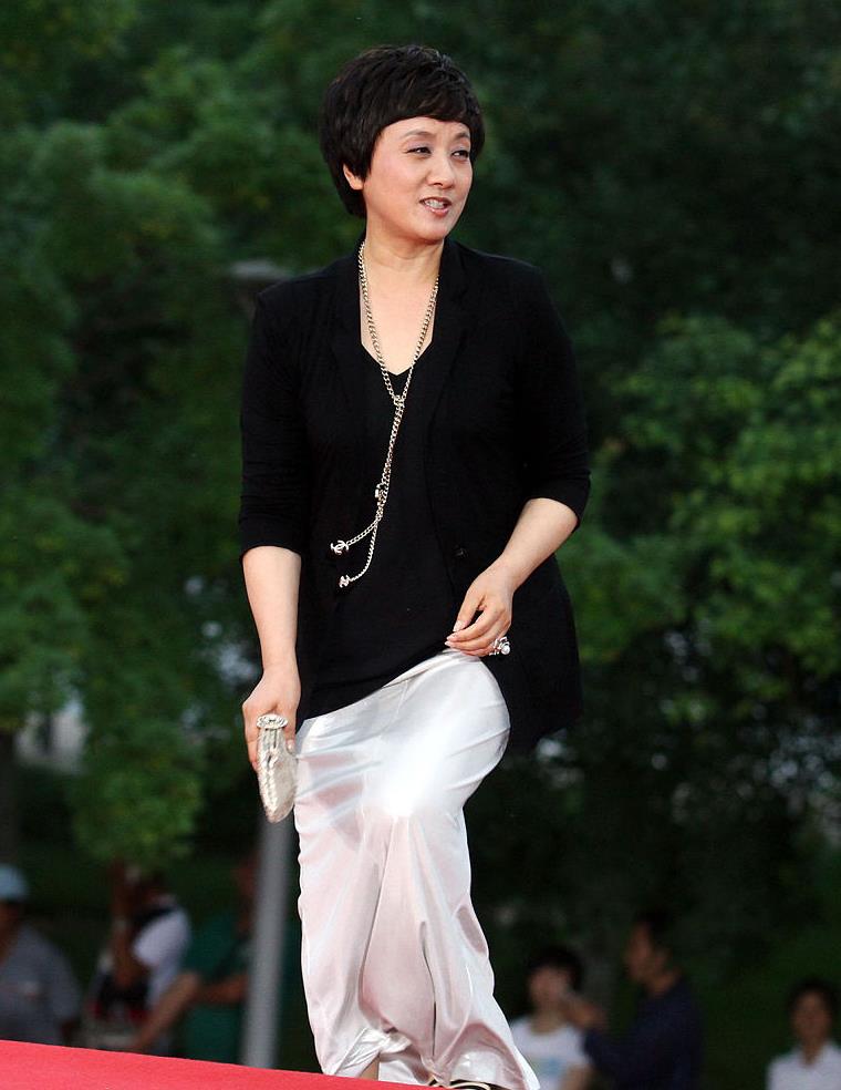 邓婕短发真有精气神穿黑西装配白长裙美得低调却很气质