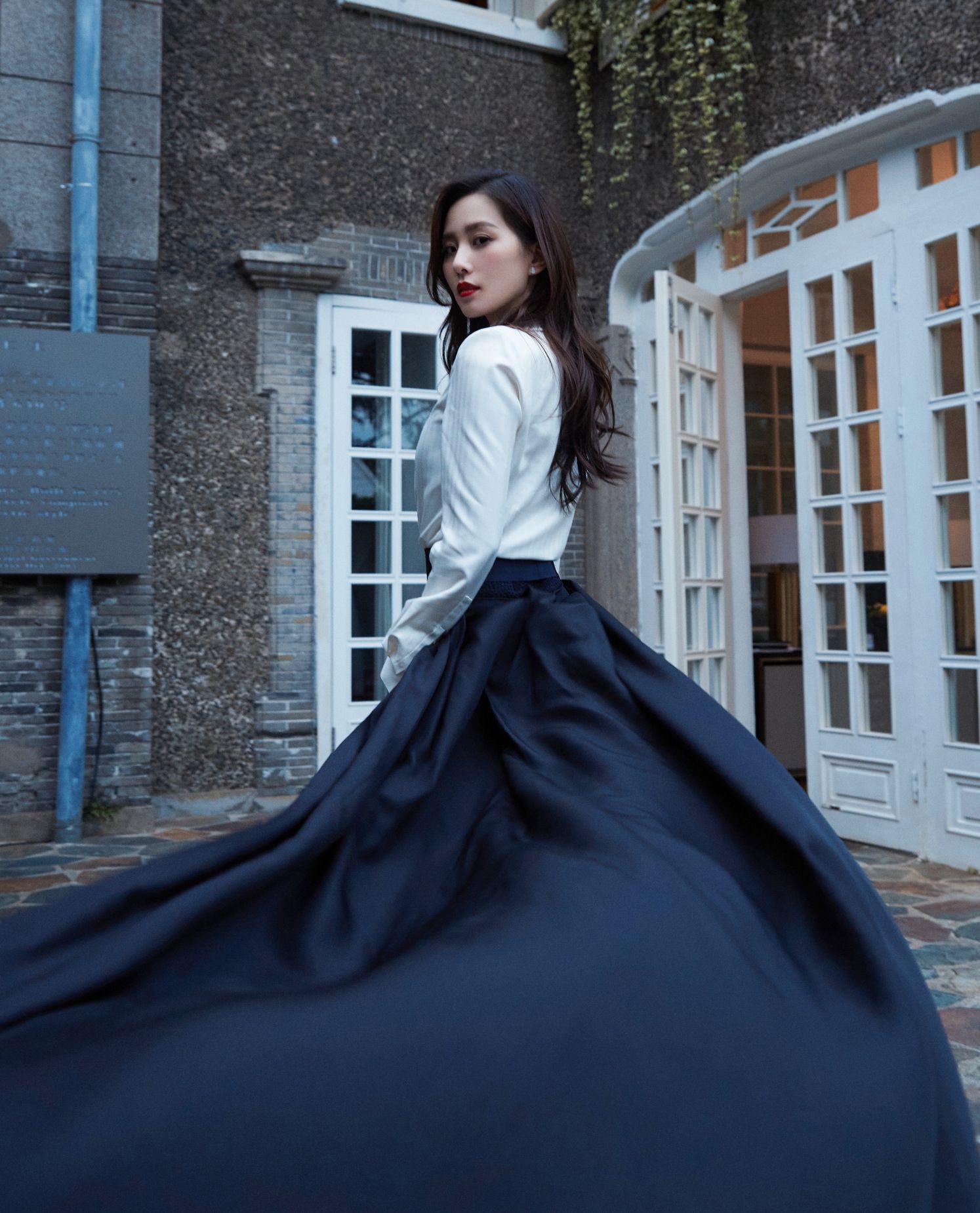 刘诗诗拖尾西装礼服与白色衬衫的搭配柔美与飒气完美的结合