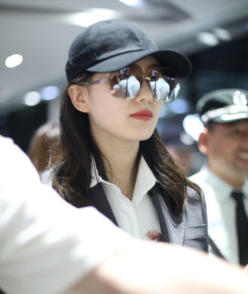 女演员刘诗诗现身机场,穿黑色外套白色衬衫配搭半身裙,新潮时尚