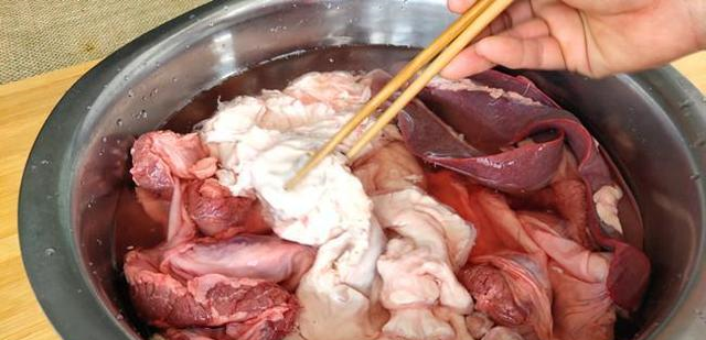 1,炸三样主要有鸡冠子油,猪连体,还有罗肌肉,这里罗肌肉稍微贵一点点.