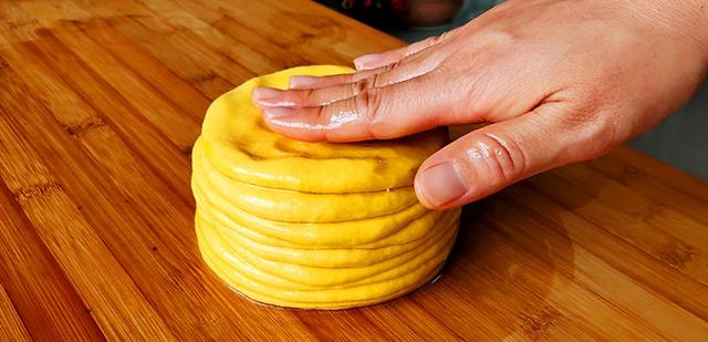 筋饼这样做还是第一次，和面不用水，一锅能出10张饼，简单又好吃休闲区蓝鸢梦想 - Www.slyday.coM