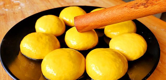 筋饼这样做还是第一次，和面不用水，一锅能出10张饼，简单又好吃休闲区蓝鸢梦想 - Www.slyday.coM