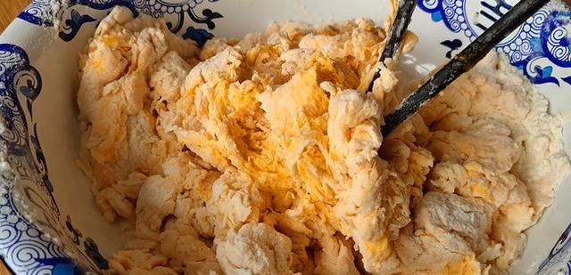 筋饼这样做还是第一次，和面不用水，一锅能出10张饼，简单又好吃休闲区蓝鸢梦想 - Www.slyday.coM