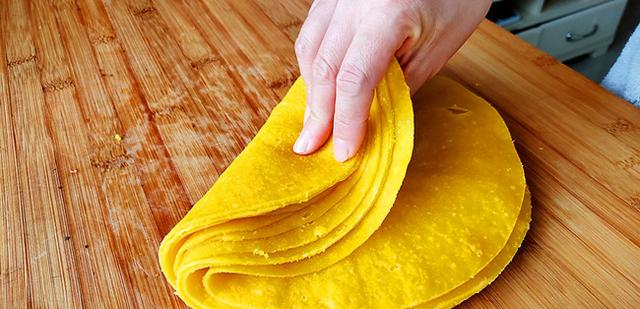 筋饼这样做还是第一次，和面不用水，一锅能出10张饼，简单又好吃休闲区蓝鸢梦想 - Www.slyday.coM