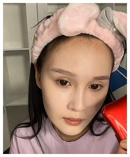 23岁球球晒素颜照,去掉滤镜现实在颜值,被网友戏称女版赵本山