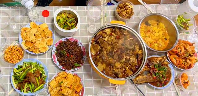 晒周末不同家庭的晚餐，一对比就知道经济情况，最后的让人心疼休闲区蓝鸢梦想 - Www.slyday.coM