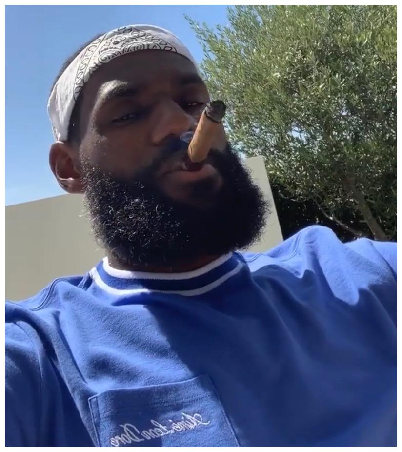 詹姆斯社交媒体晒照,训练结束后抽雪茄放松