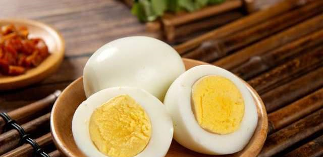 白水煮鸡蛋时,牢记2放3要点,鸡蛋香嫩营养高,蛋壳一碰就掉|白水|要点