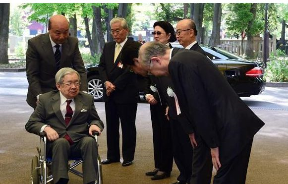 按照目前的情况来看保守派让正仁亲王收养儿子的可能性最大,虽然战前