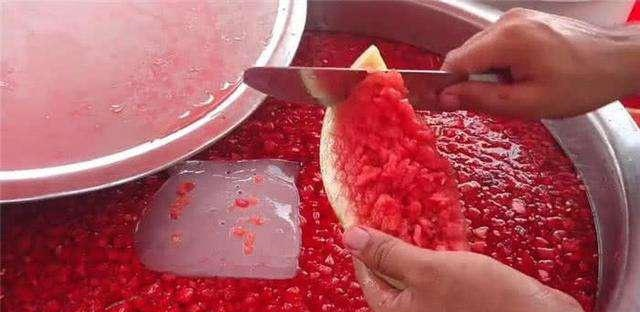 同样是吃西瓜，印度人这样切西瓜，比中国人还豪爽，网友：佩服！休闲区蓝鸢梦想 - Www.slyday.coM