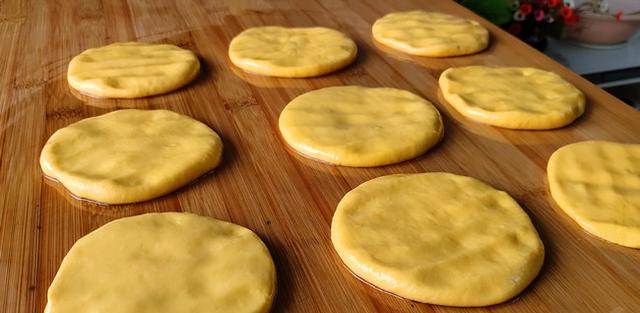 筋饼这样做还是第一次，和面不用水，一锅能出10张饼，简单又好吃休闲区蓝鸢梦想 - Www.slyday.coM