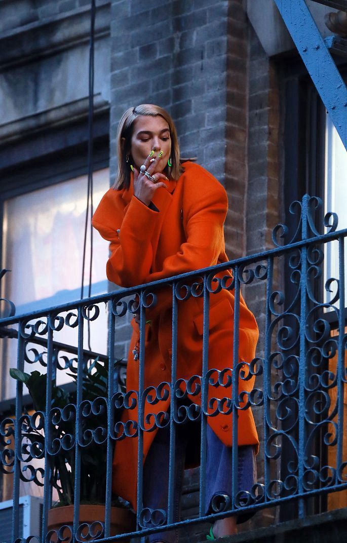 杜瓦·里帕橘红色风衣十分迷人,尽显时尚摩登范!