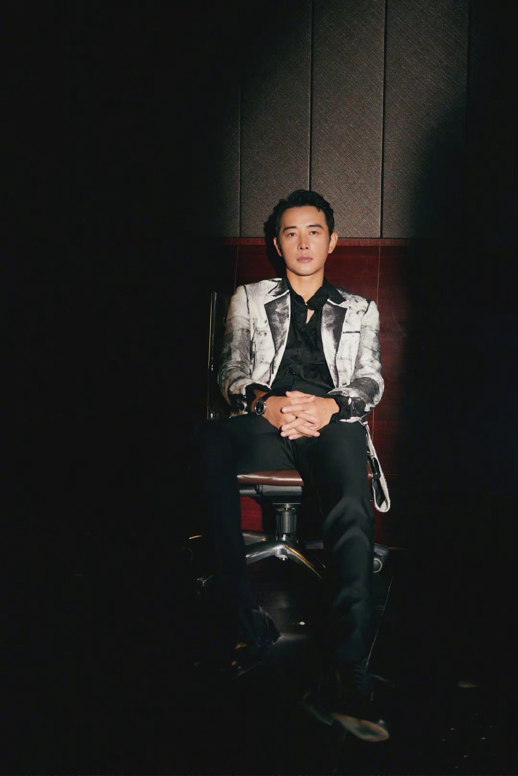 罗晋身穿水墨印花西装搭配黑色暗纹衬衫,帅气有型