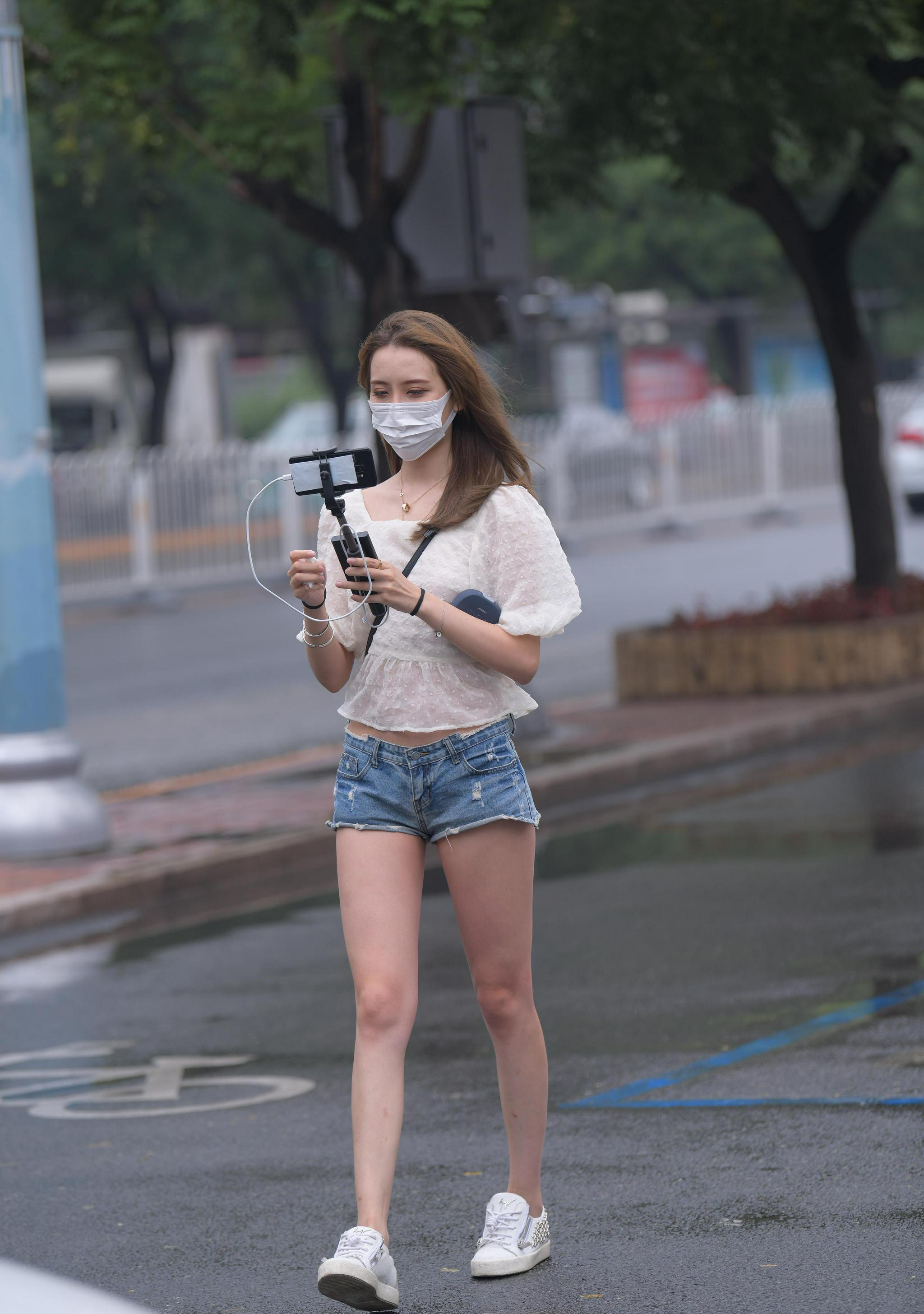 气质少女白色蓝裤公主范甜美的外表时尚的组合真惹眼