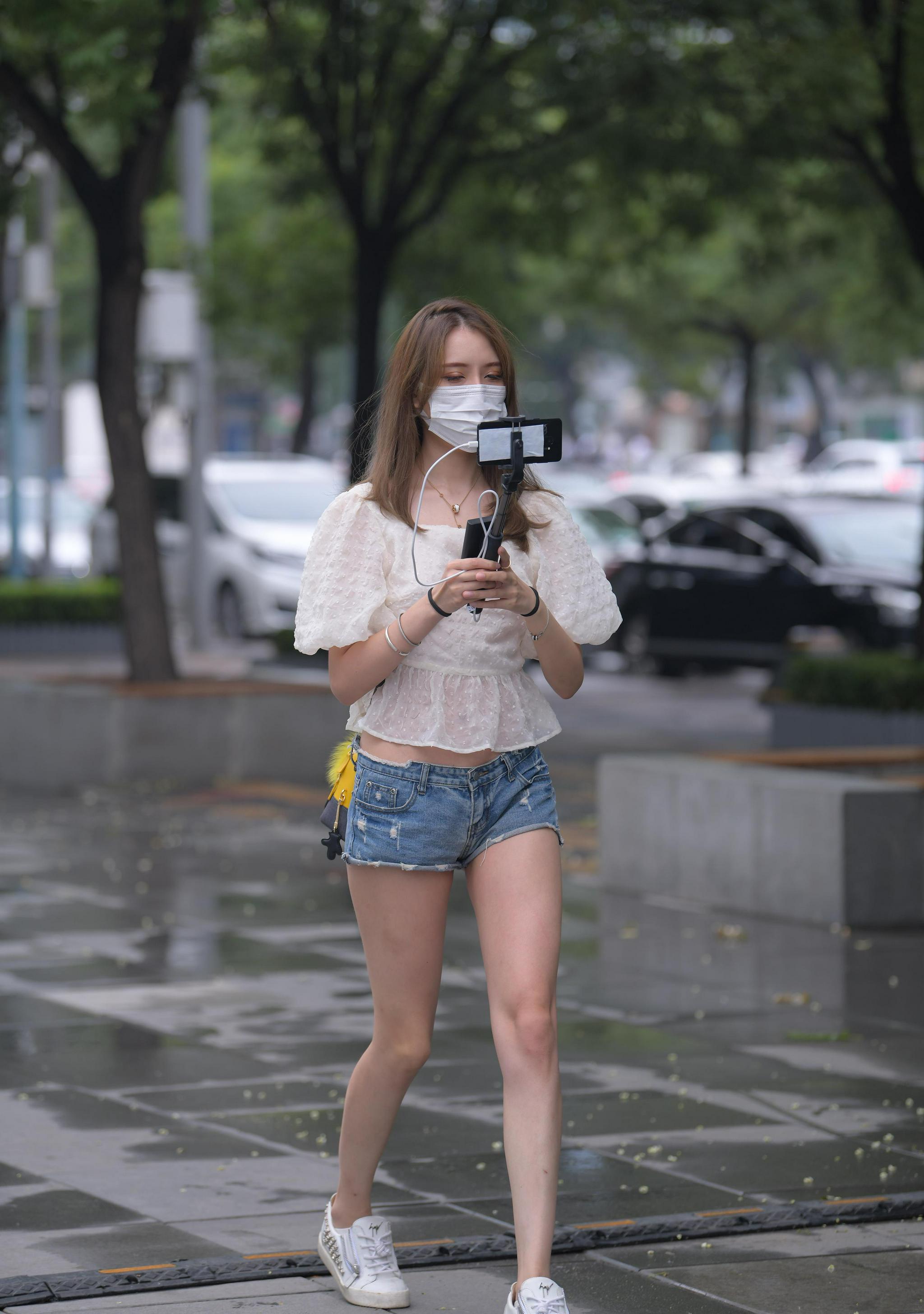 气质少女白色蓝裤公主范甜美的外表时尚的组合真惹眼