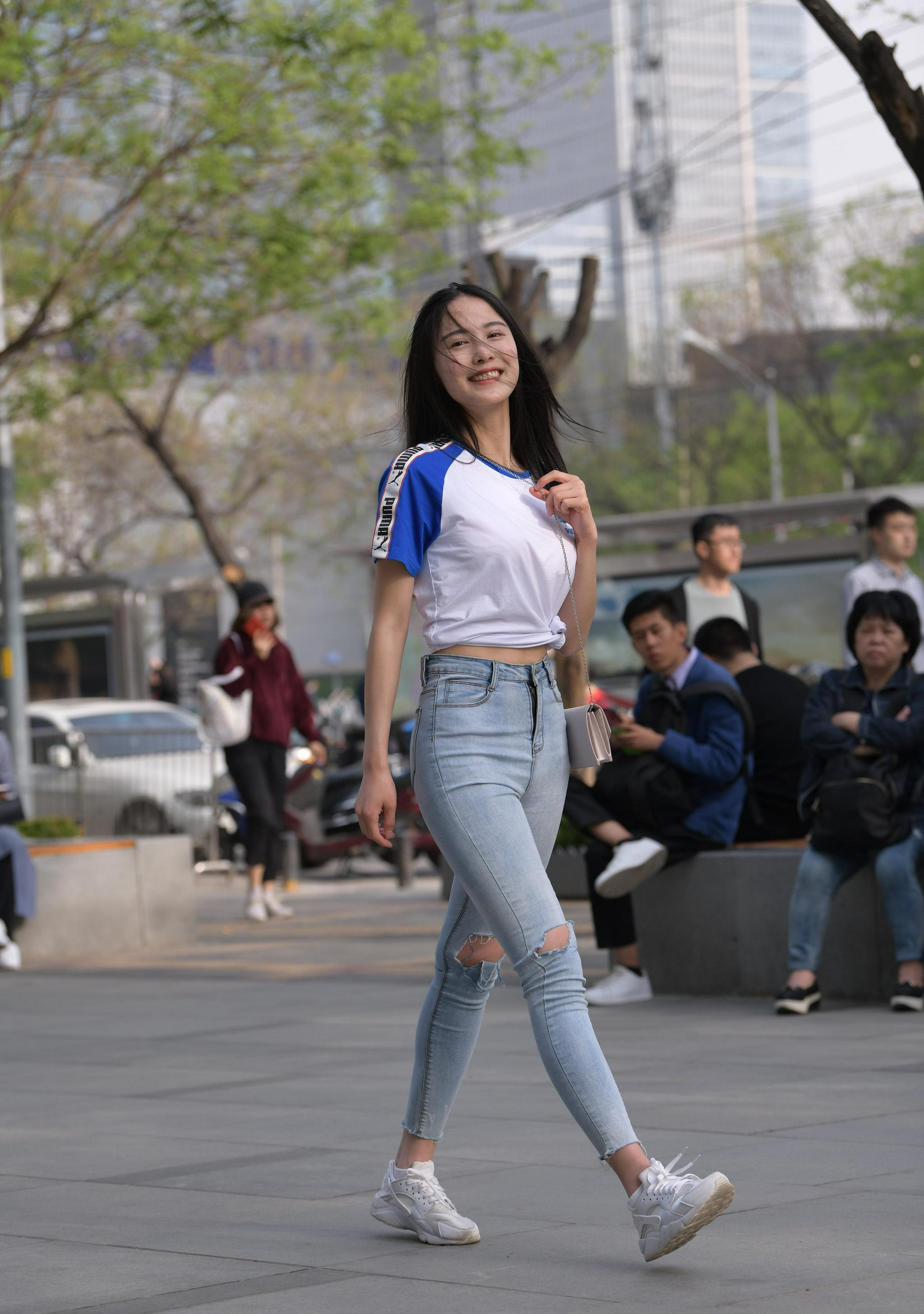 动感俏妹子白上衣加牛仔裤极佳条件展现极致的美