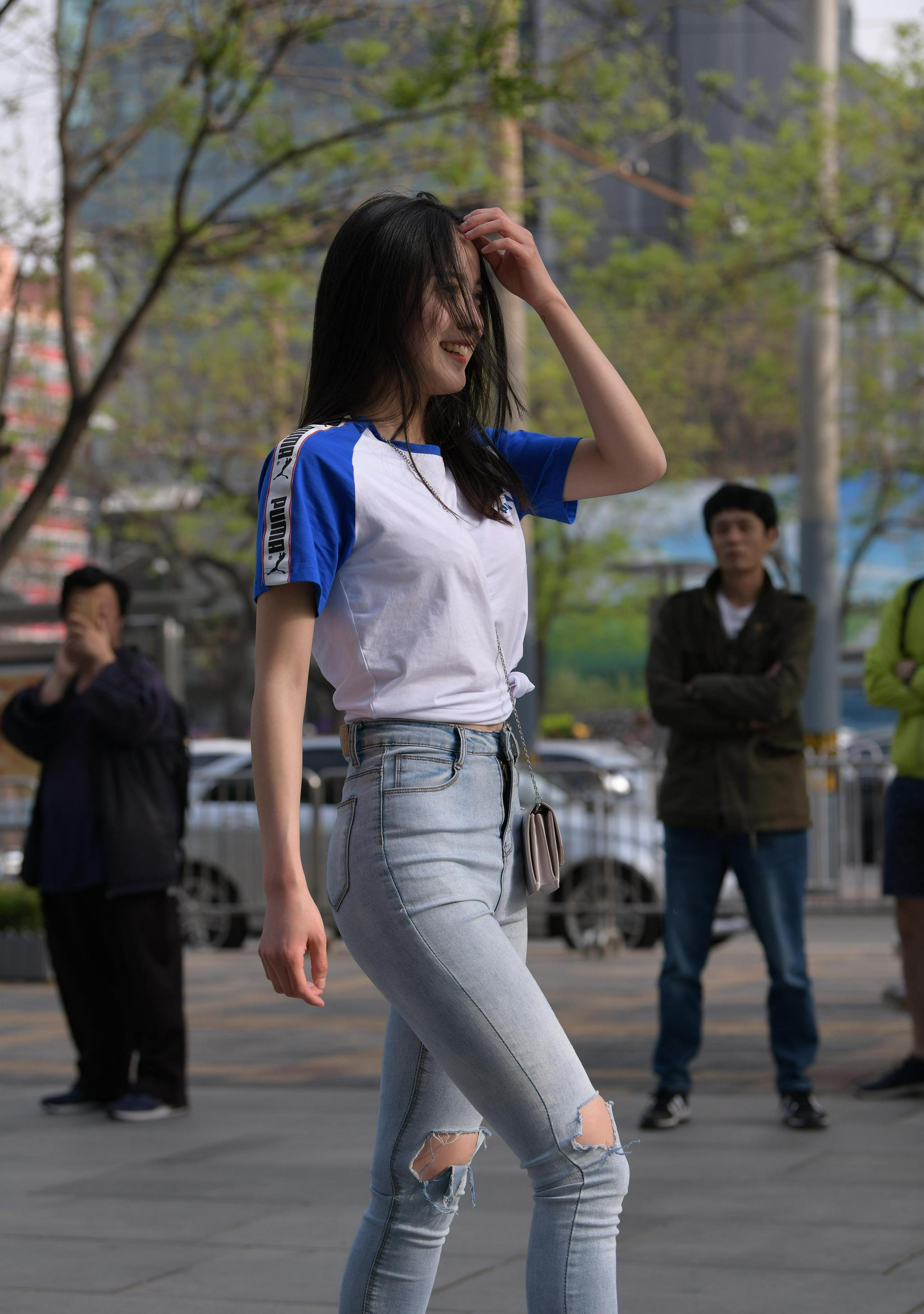 动感俏妹子白上衣加牛仔裤极佳条件展现极致的美