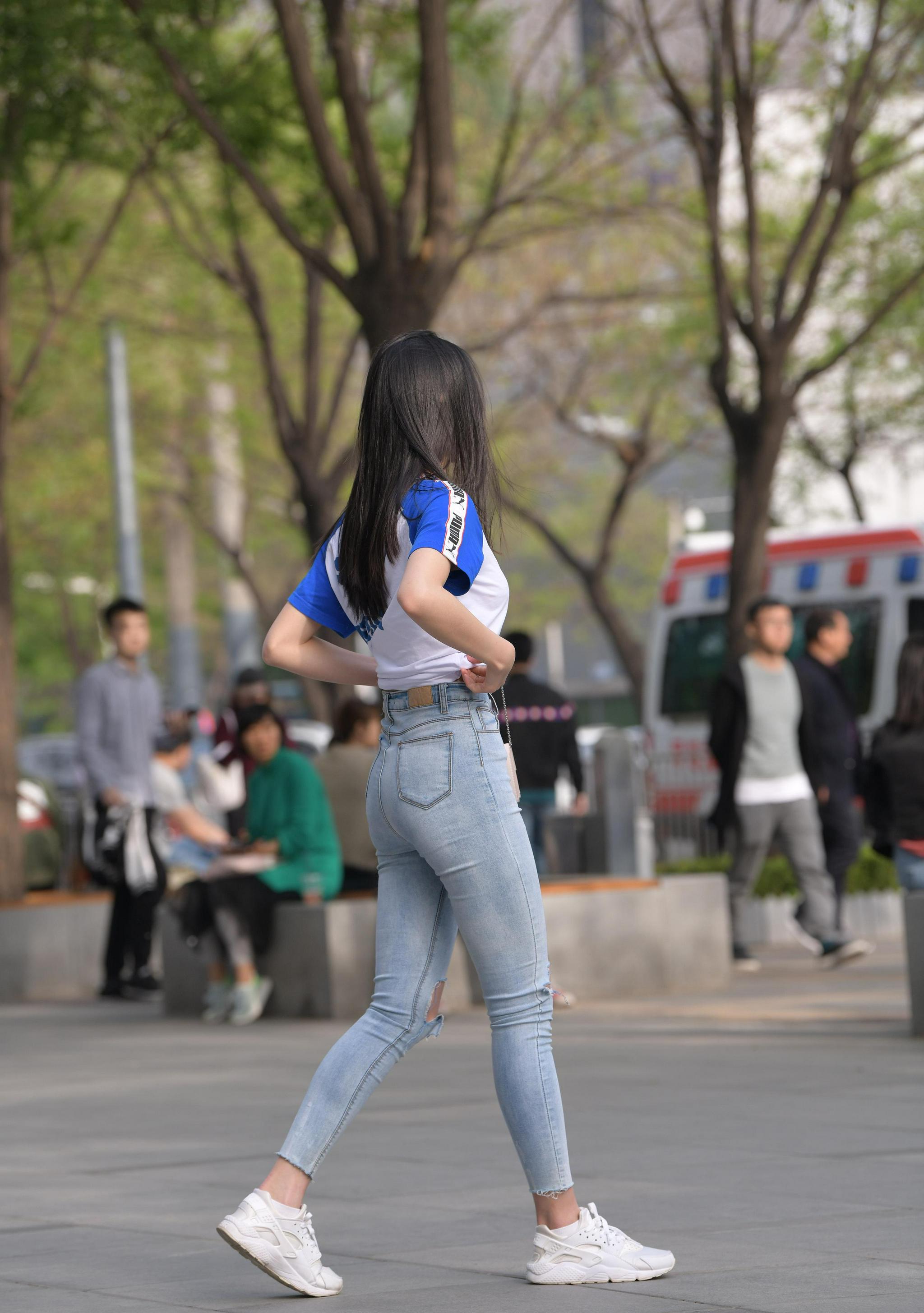 动感俏妹子白上衣加牛仔裤极佳条件展现极致的美