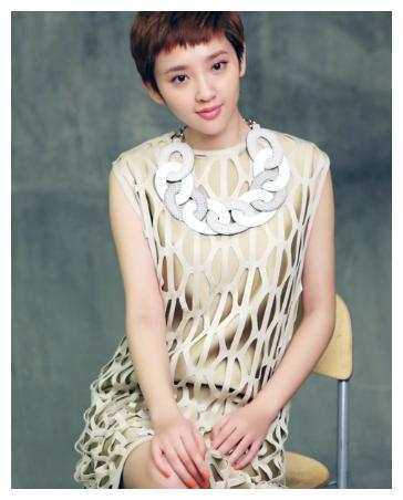 当年唐艺昕24岁就被追到手了,看到旧照就懂,穿啥都太美了