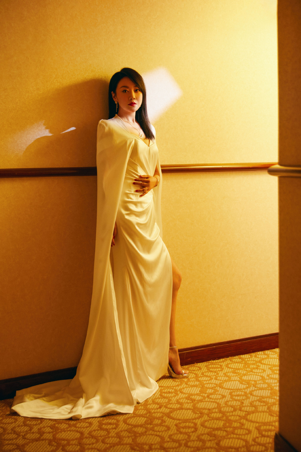 闫妮一袭白裙袭地利落优雅,披肩设计衬托非凡气场