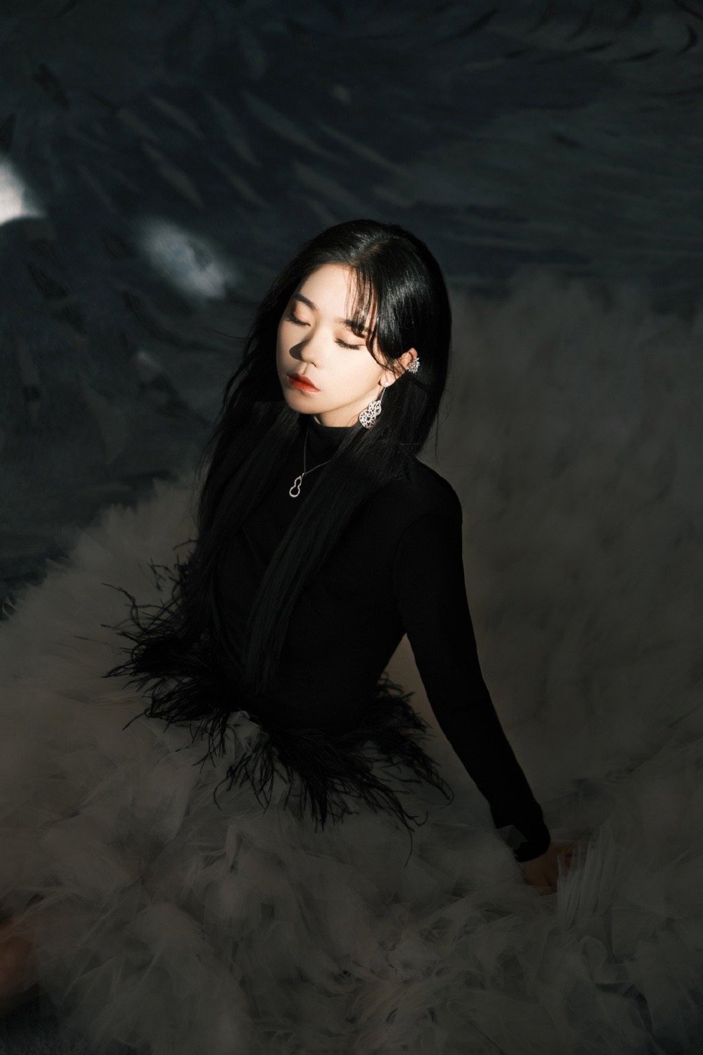 张紫宁今天黑天鹅露背礼服惊艳亮相红毯黑色羽毛环绕腰身