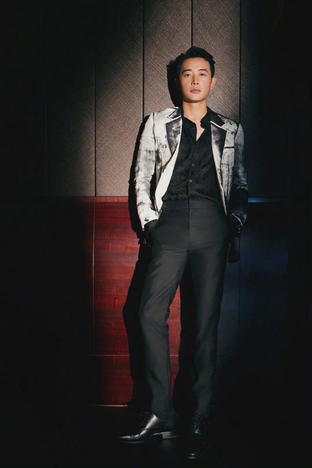 罗晋身穿水墨印花西装搭配黑色暗纹衬衫,帅气有型