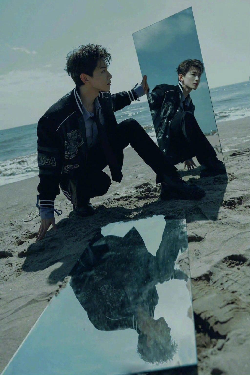 镜影交错，复古摩登，明星潮人镜面反射成像梦幻融合__财经头条