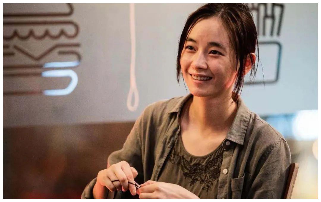 《麦路人》中她演了一个坚强独立的单亲妈妈.