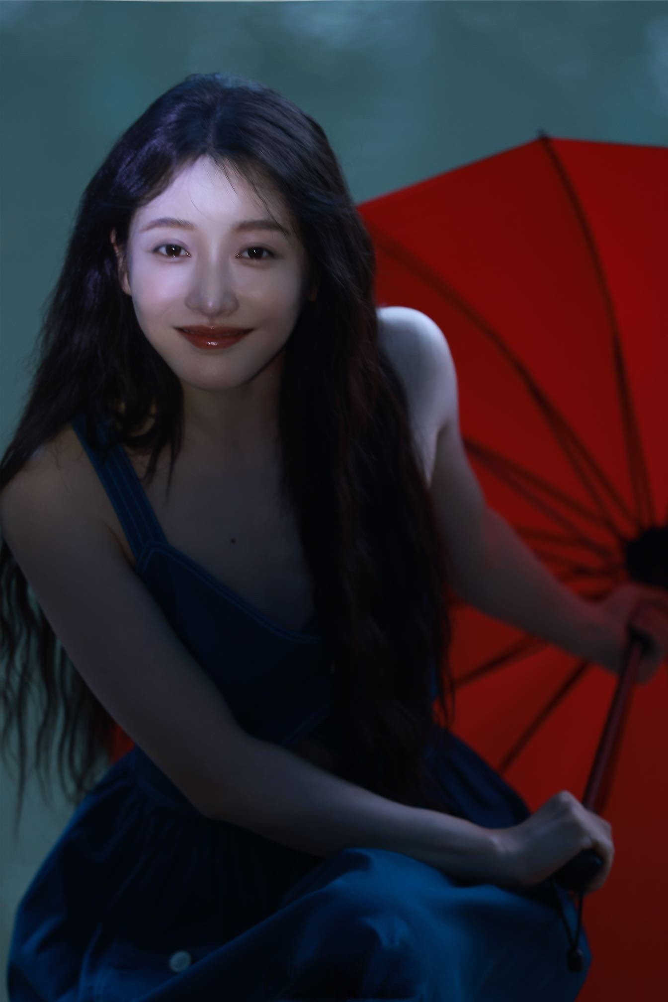 姜贞羽释出的这组森系写真把她身上的那种氧气感气质展现了出来