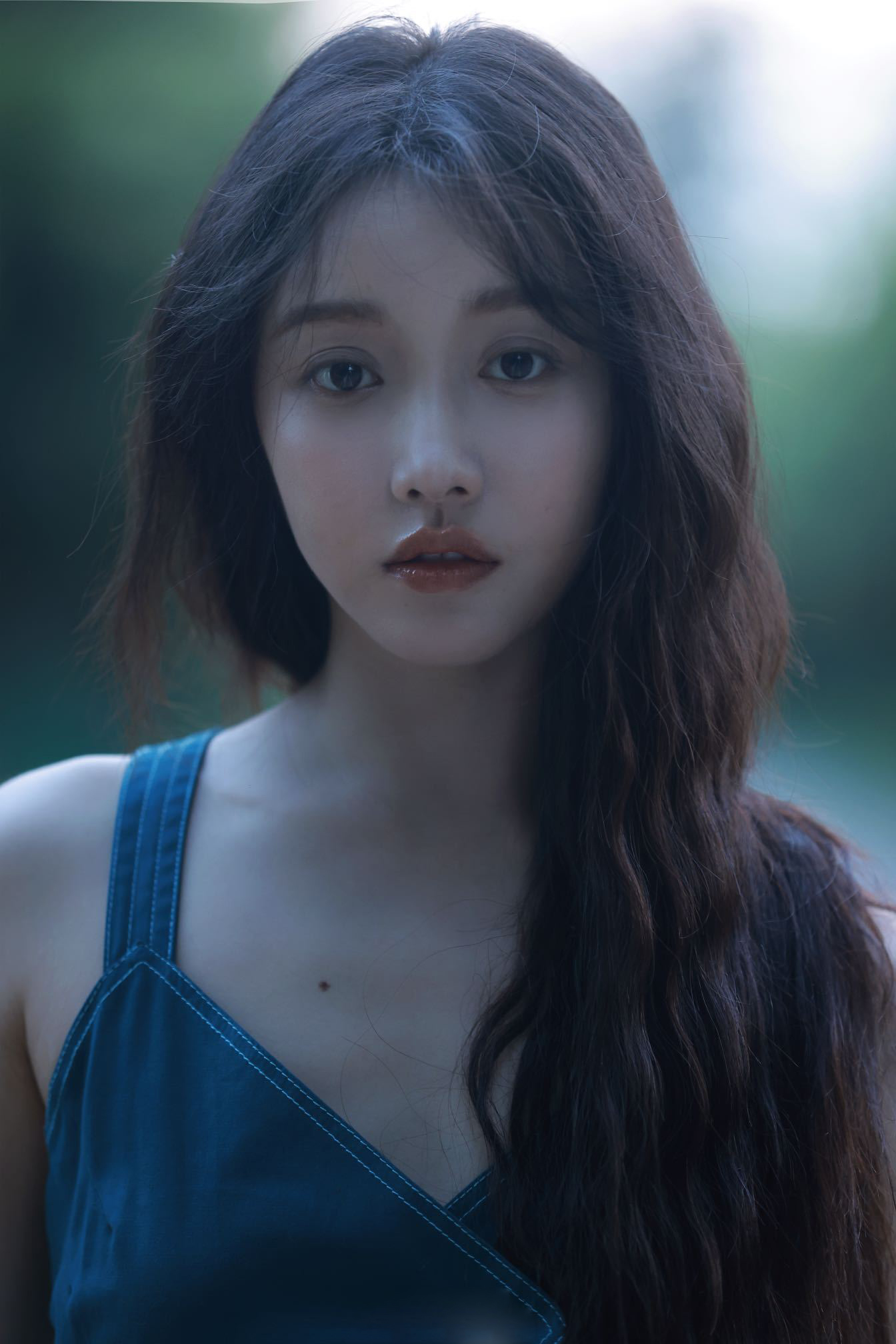 姜贞羽释出的这组森系写真把她身上的那种氧气感气质展现了出来