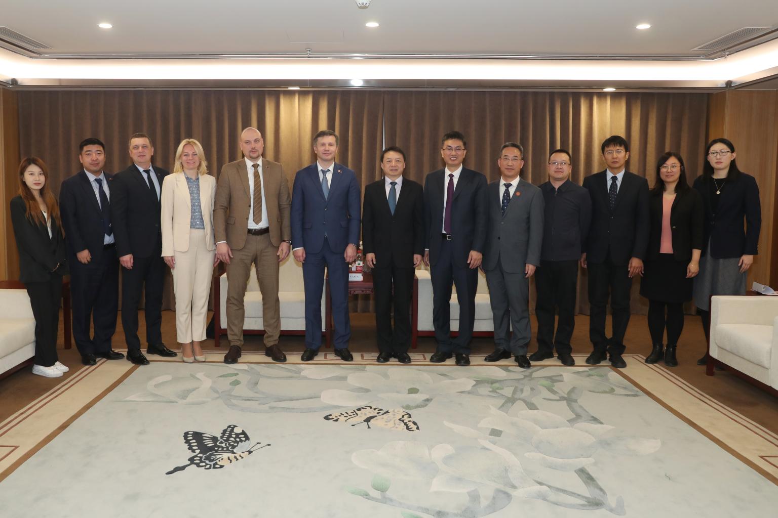 卡罗尔·安德烈·德米特里耶维奇一行来访中国政法大学